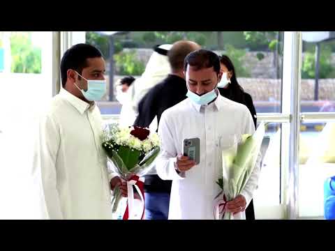 カタールとサウジアラビアのフライトが再開され、家族が再会しました。 (Families reunite as Qatar-Saudi flights resume)