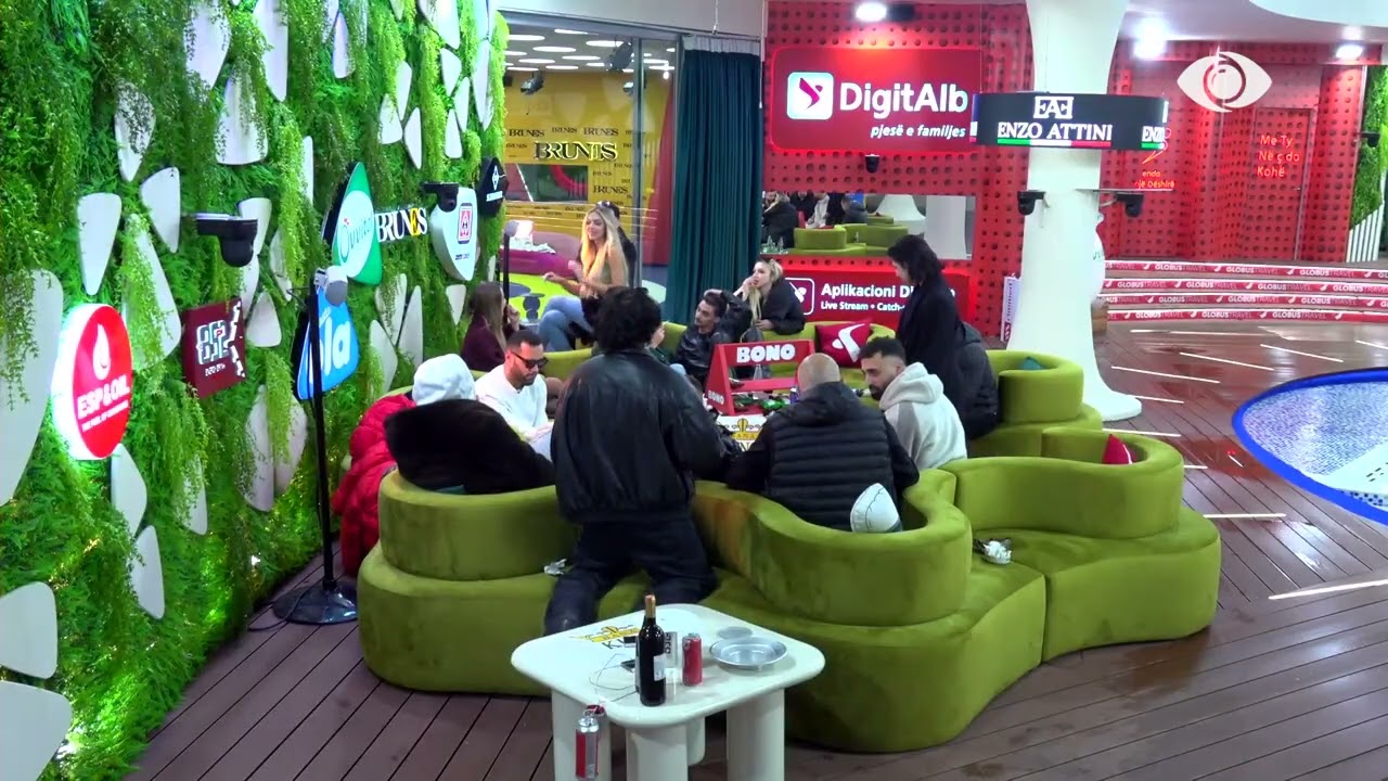 Momente pozitive në shtëpi/ Banorët këndojnë së bashku