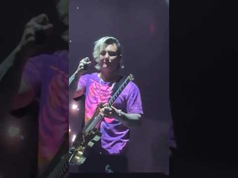Synyster Gates breaks guitar during “Nobody” solo #avengedsevenfold #synystergates #schecter