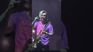 Download lagu Synyster Gates breaks guitar during “Nobody” solo #avengedsevenfold #synystergates #schecter mp3