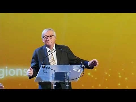 „Tančící král“ Juncker rozesmál publikum: U řečnického pultu parodoval premiérku Mayovou