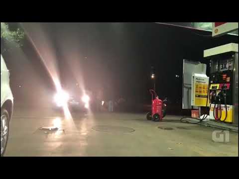 Motorista fura fila para abastecer no DF, é repreendido e atropela homem; vídeo ...“Vem na mão, covarde. Larga essa faca aí, seu covarde. Seu covarde. Todo mundo viu vocês furando fila, rapaz.”