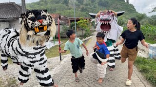 Download lagu VICHO DAN SOLA BERUBAH MENJADI BARONGAN MACAN RAUNG MELAWAN BANTENGAN BEROT ZOMBIE mp3 Download lagu VICHO DAN SOLA BERUBAH MENJADI BARONGAN MACAN RAUNG MELAWAN BANTENGAN BEROT ZOMBIE mp3