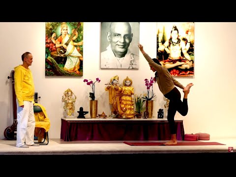 YOGA "Muskelkräftigend" Mittelstufe mit Wolfgang - Yoga Vidya Live 09:15 Uhr 07.07.2021