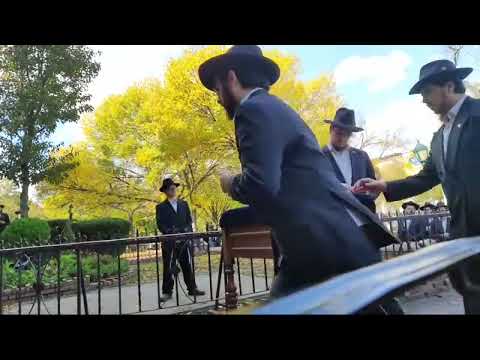 חלוקת דולרים להוספה בצדקה • ל' תשרי תשפ"א