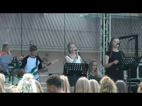 Svenstrup Efterskole årgang 15-16 spiller "Bohemian Rhapsody" til musikfestival