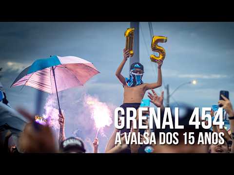"Grenal 454 - Mais um dia de Grêmio que entrou para a história." Barra: Geral do Grêmio &bull; Club: Grêmio