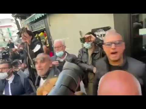 Draghi aspramente contestato a Napoli: "Immondizia. Assassino. Hai distrutto l'Italia. Bastardo!" 👏🏻