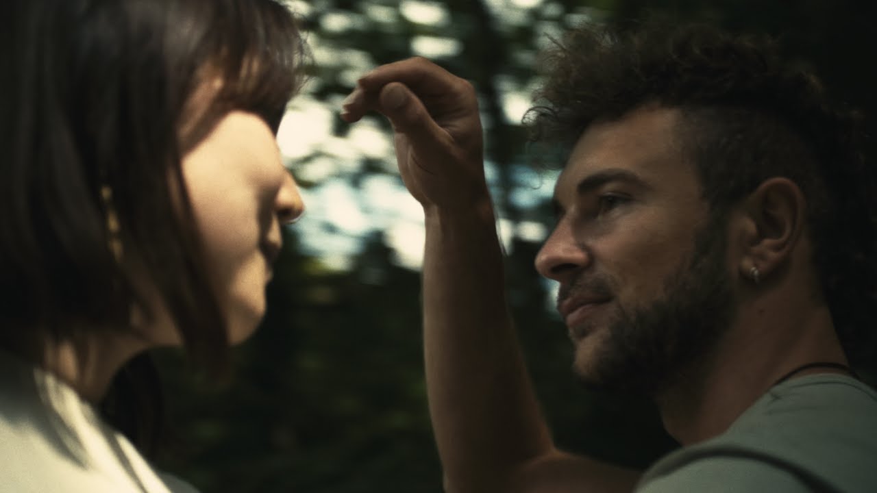 Like a Feather – Musikvideo von Soma Nuscheler auf YouTube