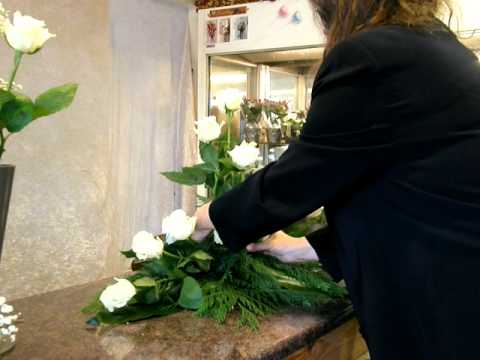 Begravningsbukett med vita rosor