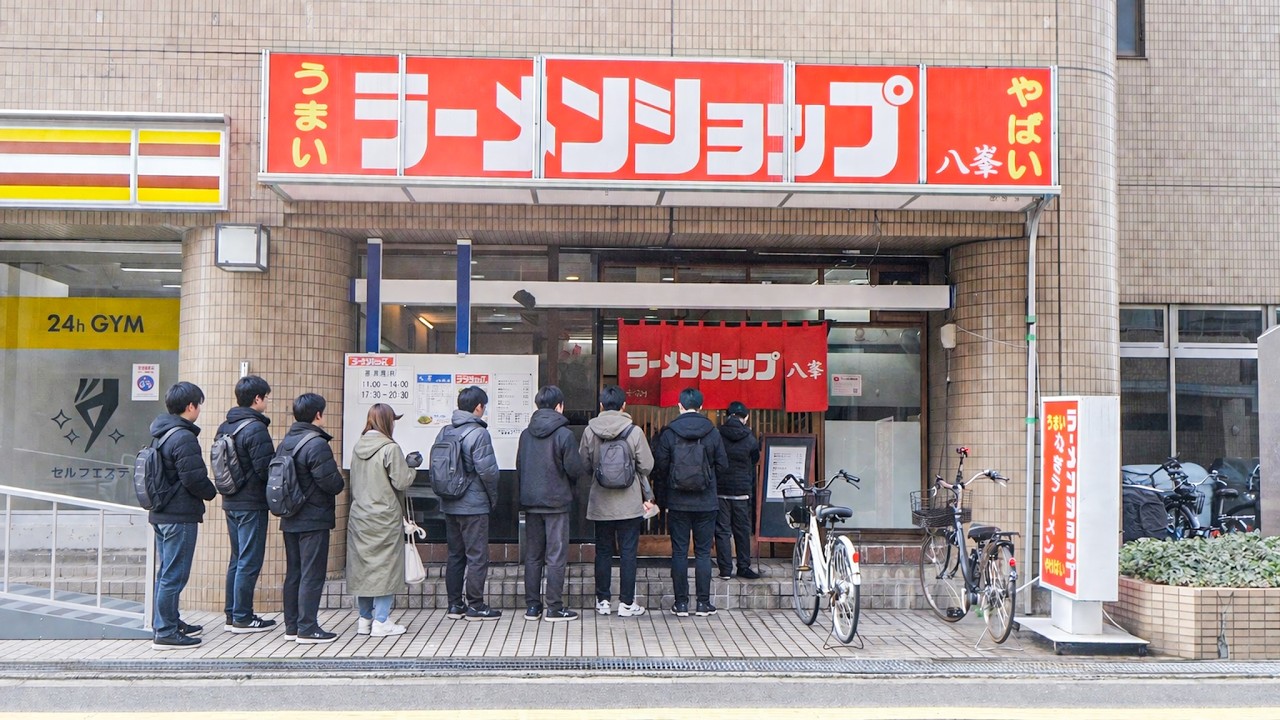 学生からおじさんまで、平日の昼間に約８０人ものジム友が差し入れと共に訪れる濃厚豚骨ネギラーメンのお店に密着！