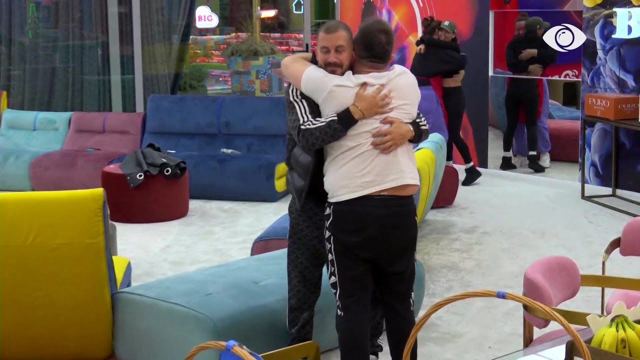 Bie gongu/ Banorët nxitojnë të përqafohen me njëri-tjetrin