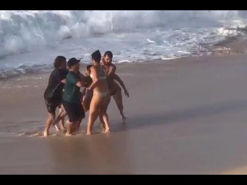 Australian surfer Mikey Wright rescues woman from Hawaii waves