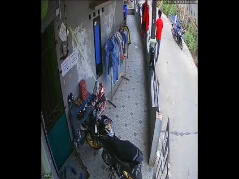 Ternyata...Maling jemuran anak kost_an.. terekam CCTV kontrakan. Wah wah....