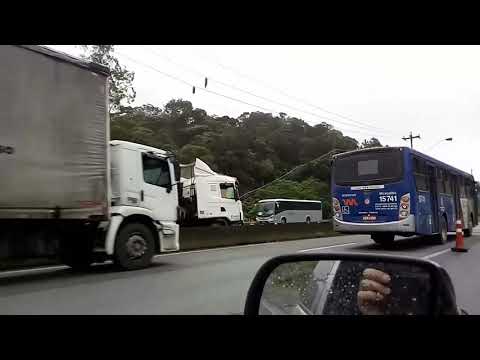 Carreta faz L em frente ao Agro pança em São Lourenço da Serra