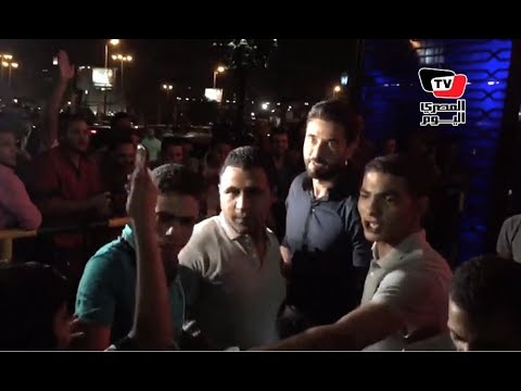المعجبين يحاصرون أحمد عز بعد خروجه من عزاء والدة ليلى علوي