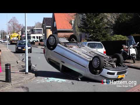 Auto over de kop Kerkweg Wezep - © 112Hattem.org