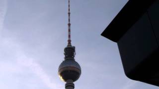 preview picture of video 'Der Fernsehturm am Alexanderplatz in Berlin'