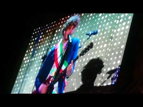 Lodo Guenzi de Lo Stato Sociale canta Bello Figo, InGiusto, durante la pausa pubblicitaria