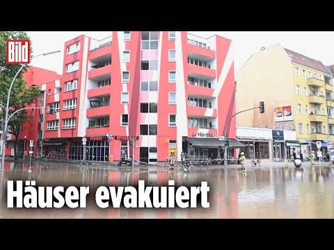 BERLIN: Komplette Straße in Neukölln unter Wasser