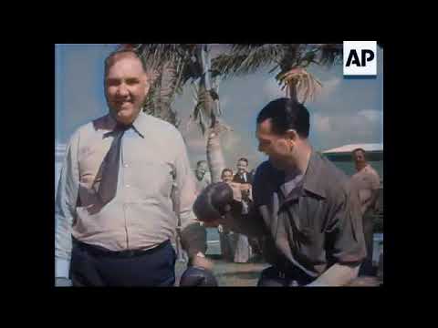 Jack Dempsey and Jess Willard have some fun reenacting their famous fight - 1.3.1939 in Color