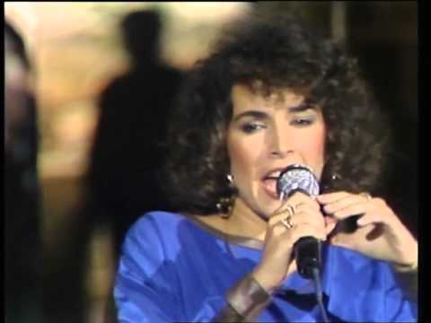 RAFFAELLA CARRA' INTERVISTA  DORA MORONI  CHE CANTA " BUONA GIORNATA " A " PRONTO , RAFFAELLA ?"