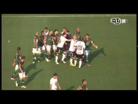 Romarinho da início a confusão após o gol