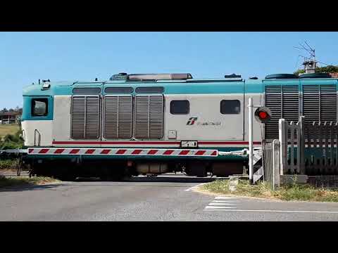 Passaggio a livello Chignolo (I)//Railroad crossing//Bahnübergang