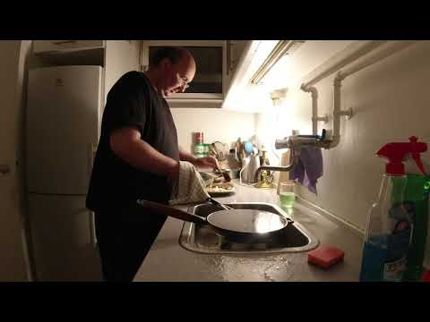 MongoTV_5628 - Min Aftensmad - DANISH MUKBANG - Del 1 - BRATWURST PØLSER Med KARTOFFELMOS -BRUN SOVS