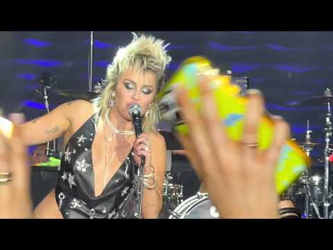 Miley Cyrus Sings “Heart Of Glass” in 2021! (Las Vegas Concert)