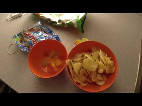 MongoTV_12794 - SPISER SKÅL CHIPS OG SLIK EN VARM OG LUMMER FUGTIG MANDAG SENSOMMER 2023