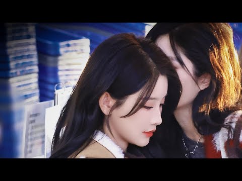 SNH48 Wang Yi & Zhou Shi Yu - SQHY Airport Sweet Moments | Just Them in Their Own World