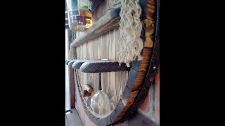 Изготовление настенного мини-бара, диаметром 66 см. 
Пробраширован под старину в стиле лофт. Хорошо дополнит вашу 
кухню или веранду в таком же стиле 
смотрите также интересные видео :   
сундук из поддонов в стиле рустик