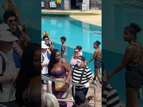 Nice moment 🫶🏻😹 Tom the mime SeaWorld #seaworldmime #funny #comedy #fun
