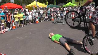 preview picture of video 'Warminster Wobble 2014: Colin French with Andrei Burton mtb trials stunt rider'