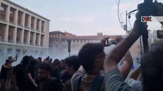 Il video degli scontri alla manifestazione per l'uomo morto a Bologna durante un fermo della poli...