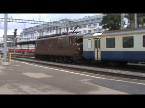 BLS Re 4/4 "195 Unterseen" with control Wagon Bt "951" passes Thun