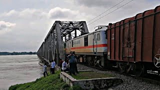 preview picture of video 'WAG-9+WAP-7 powering Freight || 12000 Horsepower ||'