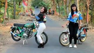 Download lagu Goyang dua model cewe cb 100 mp3