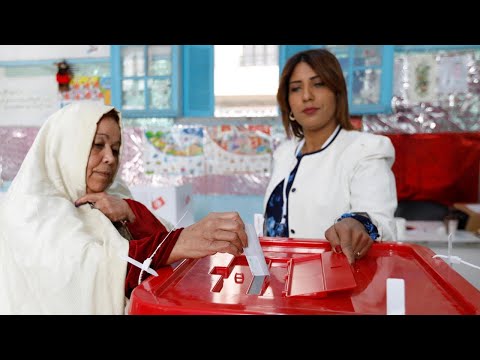 التونسيون يدلون بأصواتهم لانتخاب برلمان جديد وسط ترقب لنسبة المشاركة