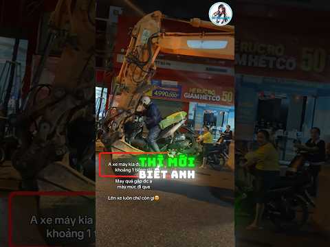 Máy xúc múc xe máy