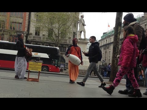 Manu Prabhu Chants Hare Krishna on Dublin’s O’Connell Street
