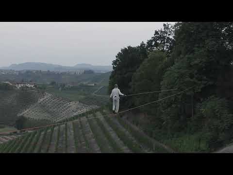 Il funambolo Andrea Loreni sospeso tra le vigne delle Langhe