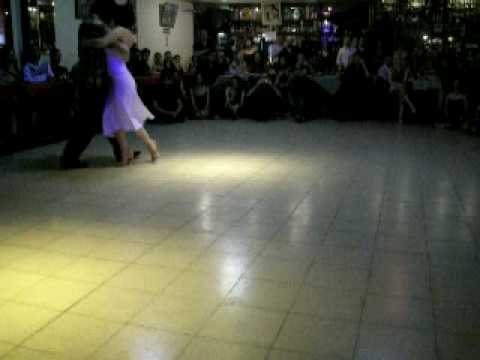  Federico Naveira  and  Inés Muzzopappa  are  dancing  to  the  vals  "  Flor de Lino  "