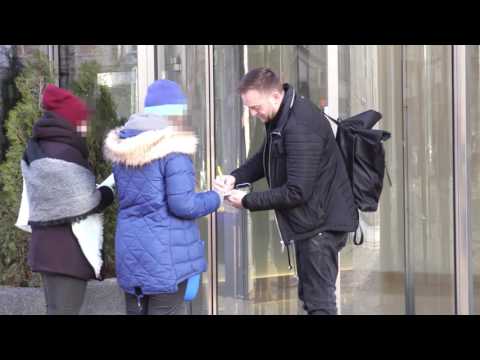 Mateusz Gessler z gołymi kostkami idzie do TVN-u