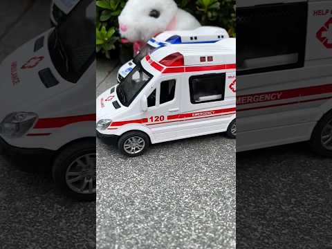1:32 Scale Die-Cast Model Ambulance | Pull Back Toy with Openable Front Doors