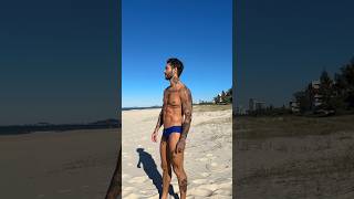 Bruinen op het strand Model Mannelijk model Jongens Lgbt Mannen Gespierde Hunks Sexy man