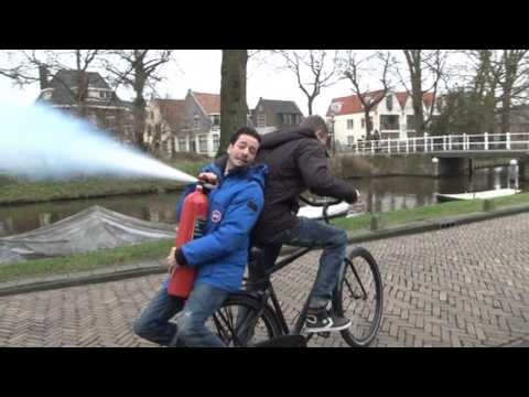 Proefkonijnen - Champagne halen op een fiets zonder ketting