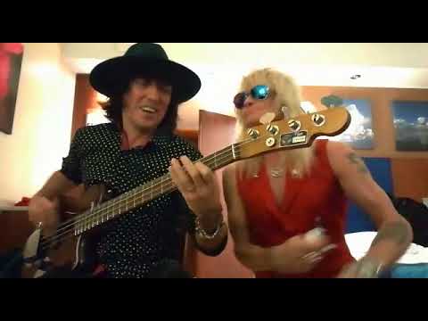 Sami Yaffa and Michael Monroe Surprising The Audience