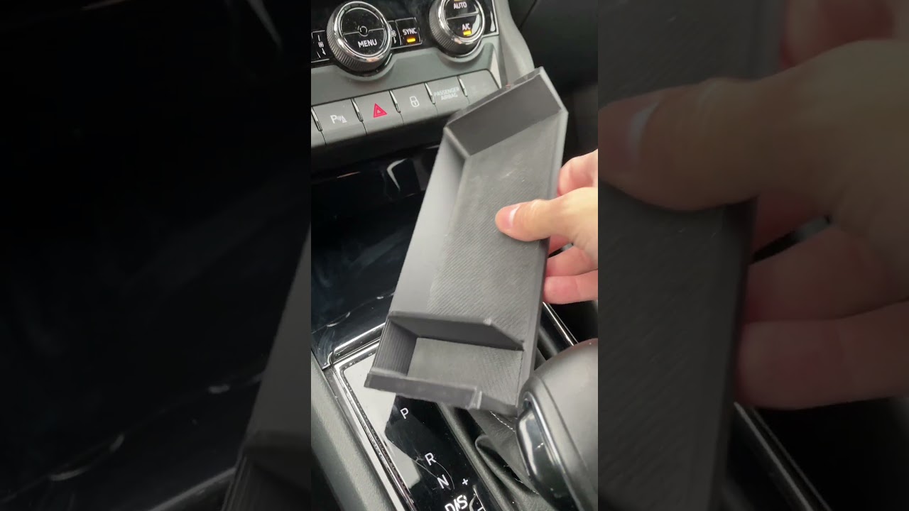 Přihrádka pod palubní deskou ve voze ŠKODA Kodiaq nebo Karoq